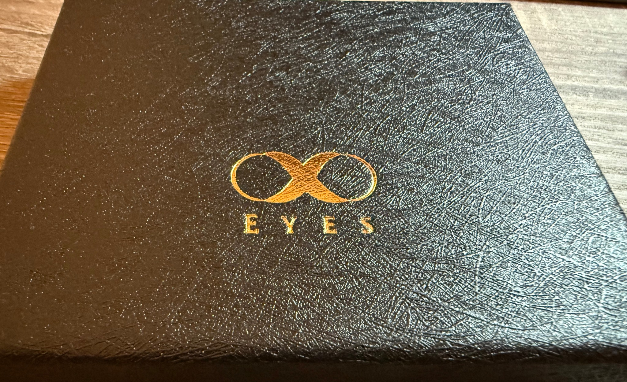 黑色皮革禮盒燙金 EYES 無限符號特寫