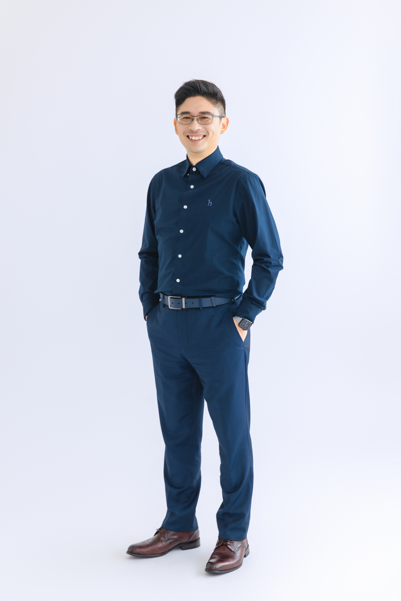 陳慕仁 Antony 身穿藍色襯衫的全身肖像