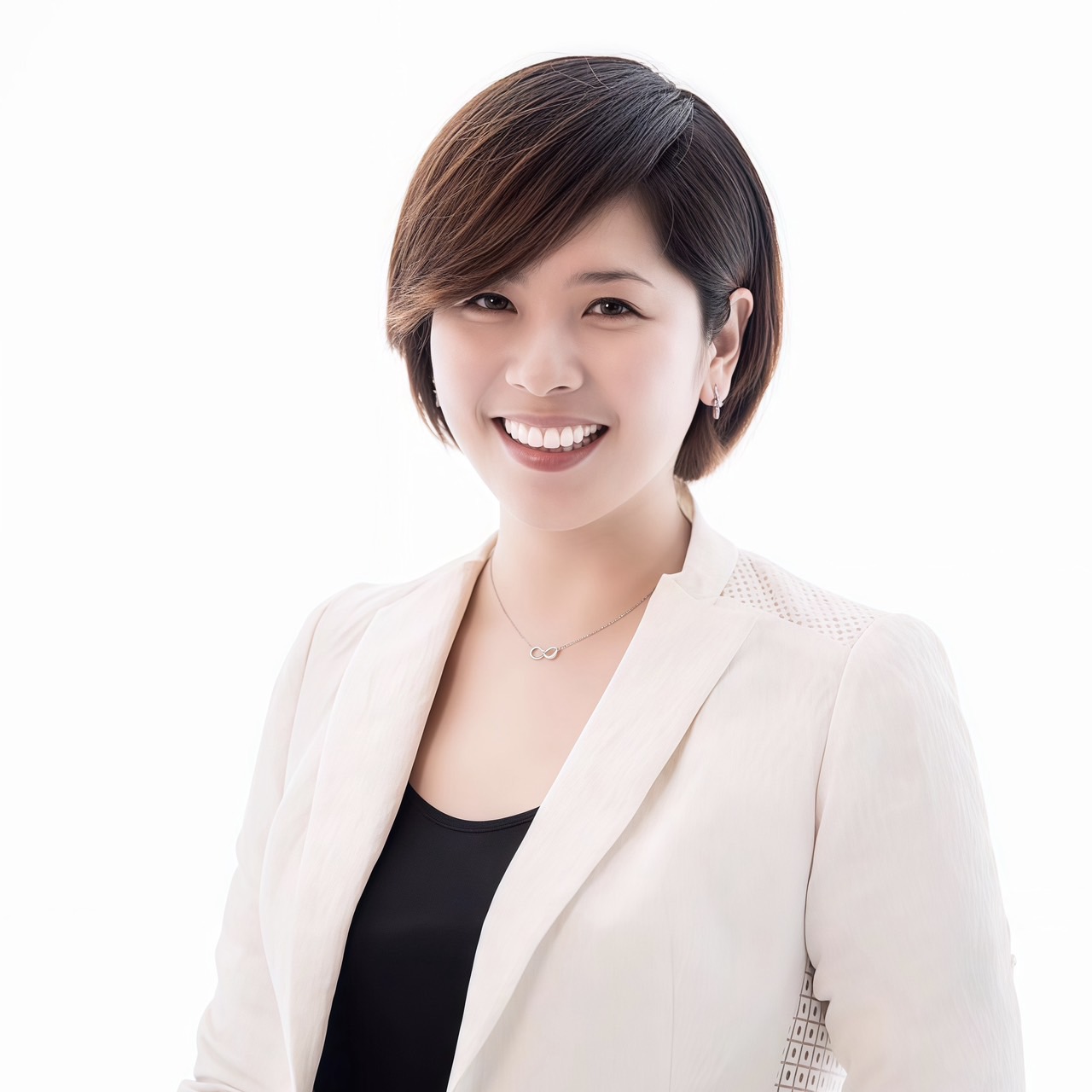 蔡佳穎 Teresa 身穿白色西裝的肖像