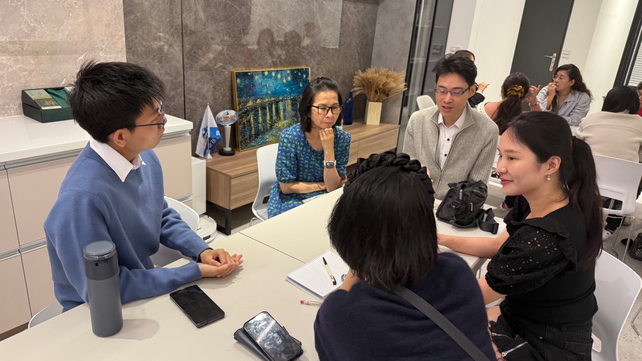 企業顧問實景主視覺，桌邊深度討論