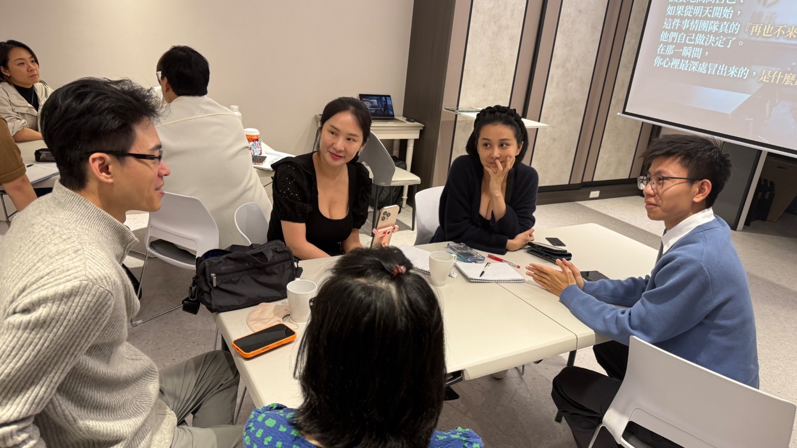 Antony 與企業成員進行小組對話引導